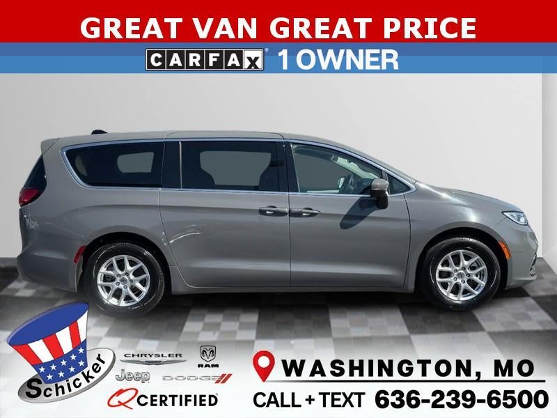 2023 Chrysler Pacifica Touring L's photo