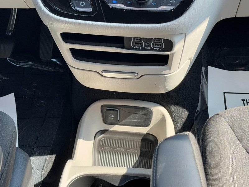2022 Chrysler Voyager LX